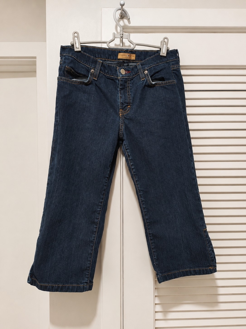 Cropped Straight Leg Jeans Side Hem Vents Low Rise 5 Pocket Denim
